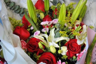 情人节催热“浪漫经济”，济宁鲜花市场火爆，礼品花卉销售激增